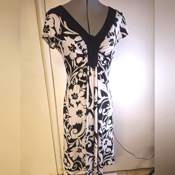 Maggy L Double V Neck, Black & White Dress Size 8 - Picture 2 of 5